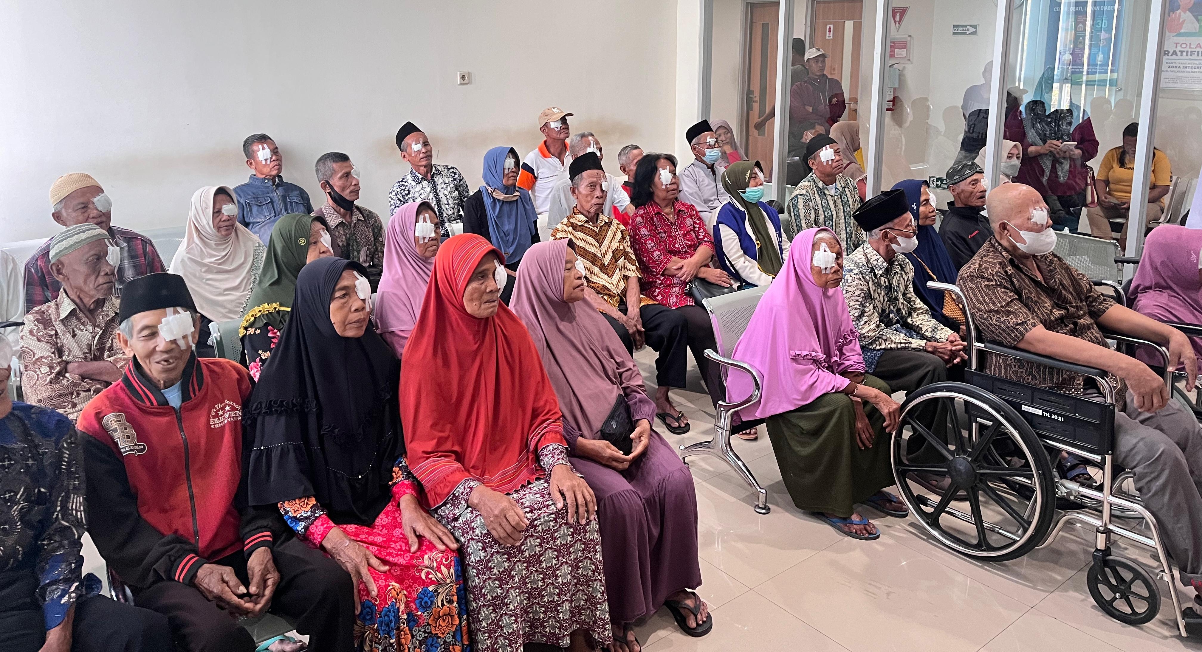 Terang Kembali! 32 Lansia di Rembang Jalani Operasi Katarak Gratis