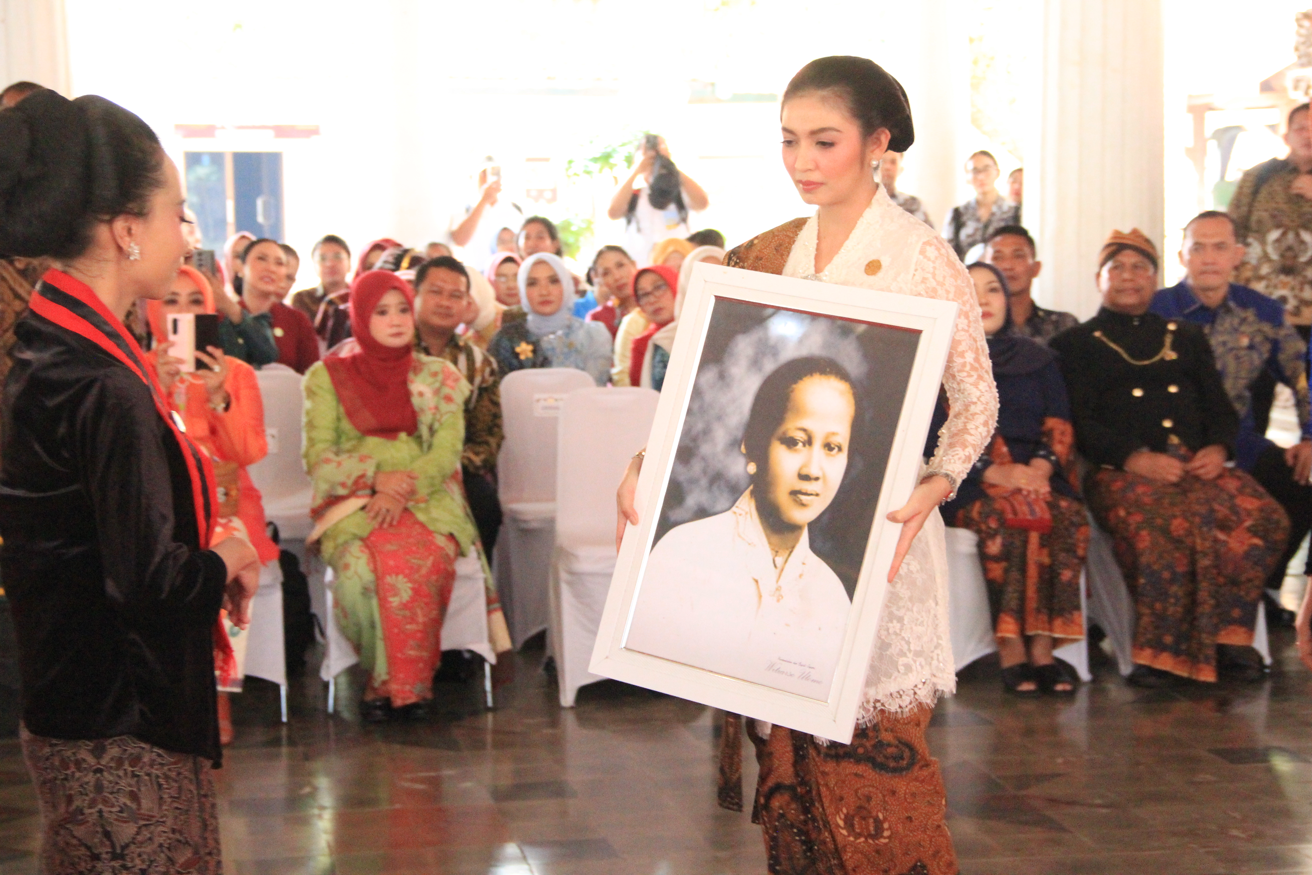 Dihadiri Ibu Wakil Presiden Selvi Ananda, Kirab Pataka Hari Kartini di Rembang Berlangsung Meriah dan Khidmat