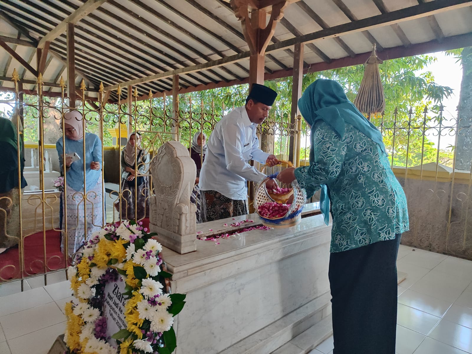 Hari Jadi ke-285 Kabupaten Rembang, Bupati Bersama TP PKK dan DINSOSPPKB Gelar Ziarah ke Tujuh Makam Leluhur