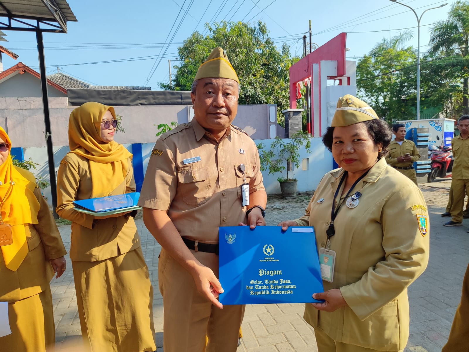 Mengabdi dengan Dedikasi, Melayani dengan Hati: DINSOSPPKB Berikan Dokumen Satyalancana Karya Satya