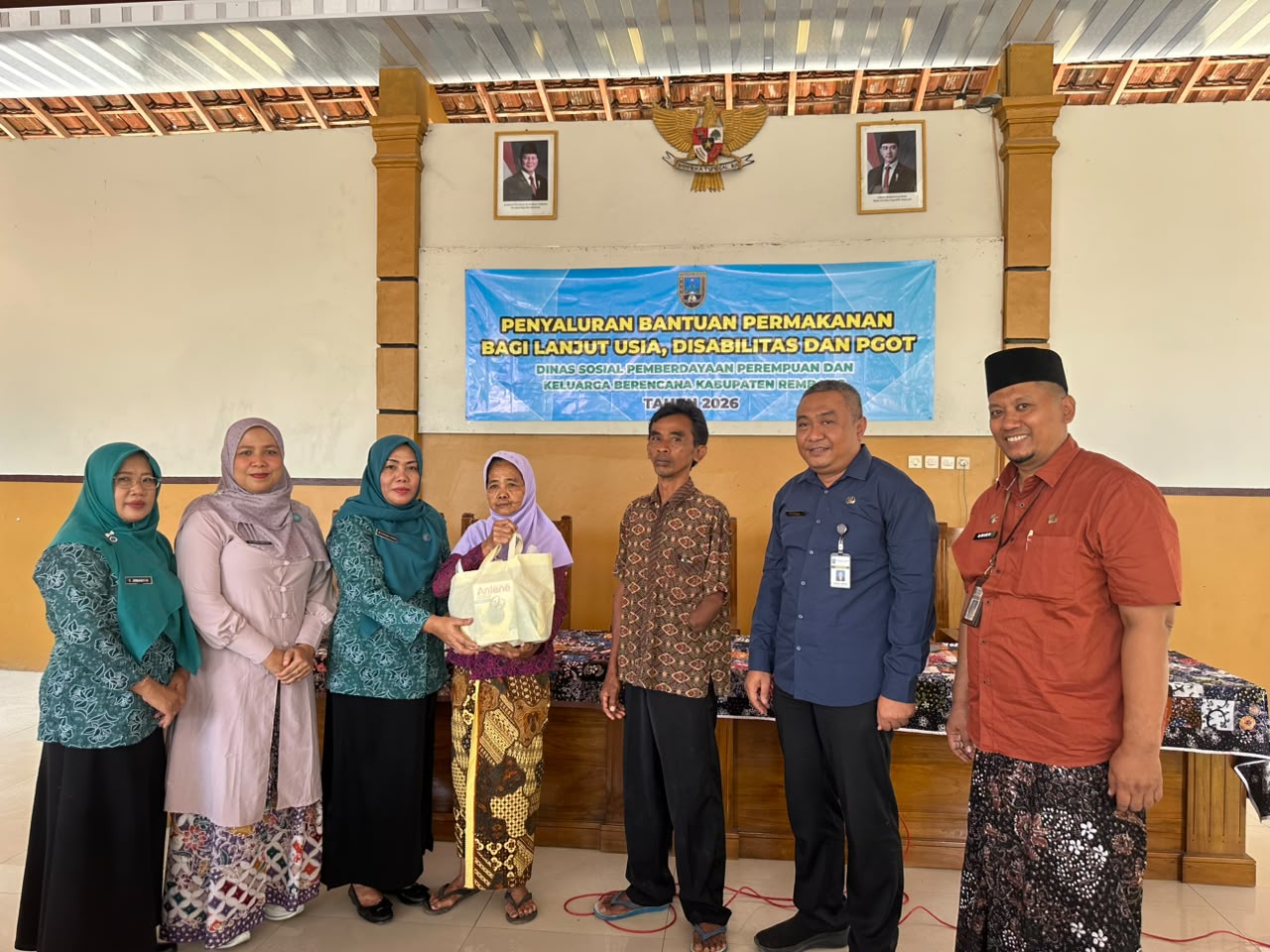 DINSOSPPKB Salurkan Bantuan Permakanan bagi Lansia, Disabilitas, dan PGOT di Kecamatan Sulang dan Sumber