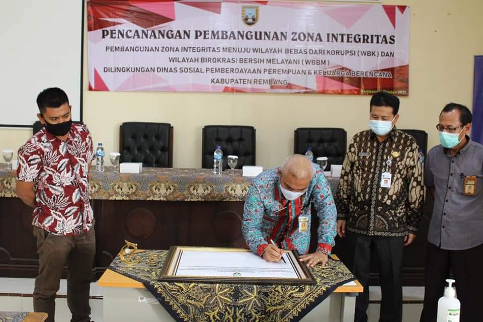 Pencanangan Pembangunan Zona Integritas menuju Wilayah Bebas dari Korupsi (WBK) dan Wilayah Birokrasi Bersih Melayani (WBBM) di Lingkungan Dinas Sosial Pemberdayaan Perempuan dan Keluarga Berencana